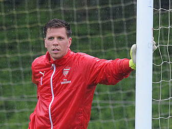 Arsenal's Szczesny lashes...